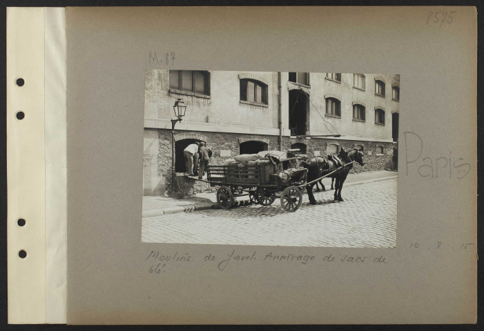 Paris. Moulins de Javel. Chargement de sacs de farine dans un wagon