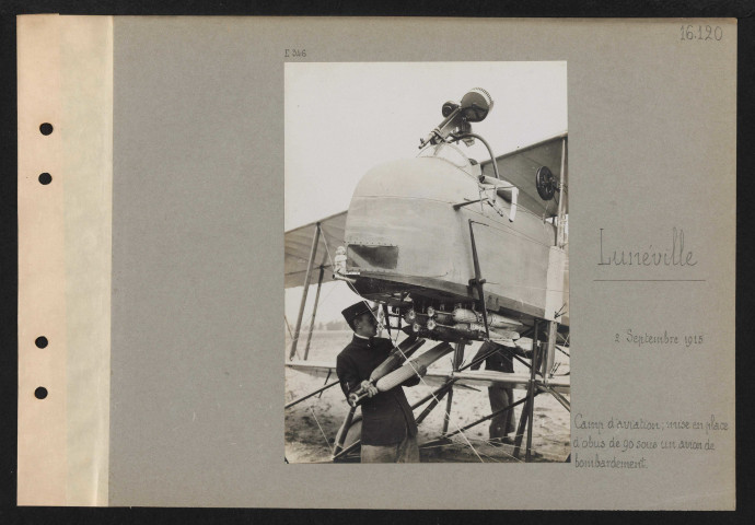 Lunéville. Camp d'aviation ; mise en place d'obus de 90 sous un avion de bombardement