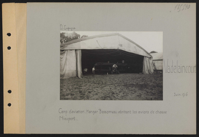 Vadelaincourt. Camp d'aviation. Hangar Bessonneau abritant les avions de chasse Nieuport
