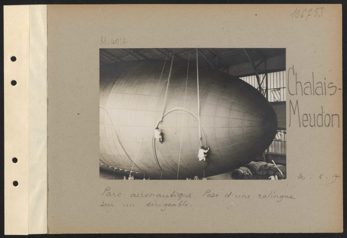 Chalais-Meudon. Parc aéronautique. Pose d'une ralingue sur un dirigeable