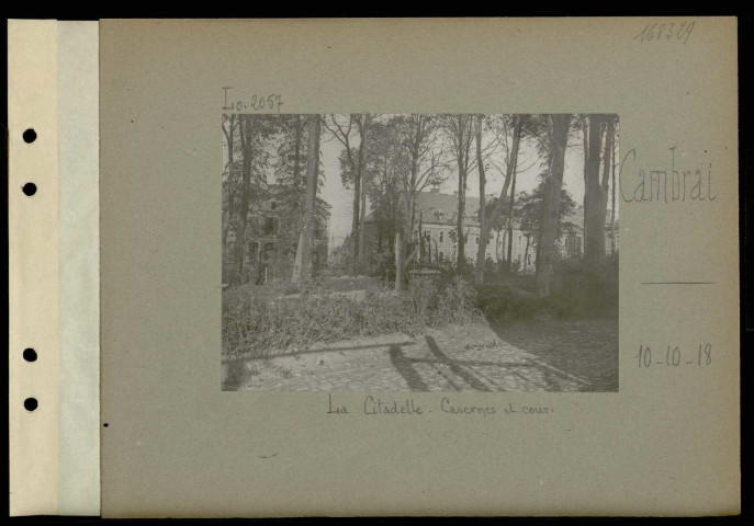 Cambrai. La citadelle. Caserne et cour