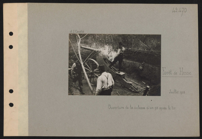 Forêt de Hesse. Ouverture de la culasse d'un 95 après le tir