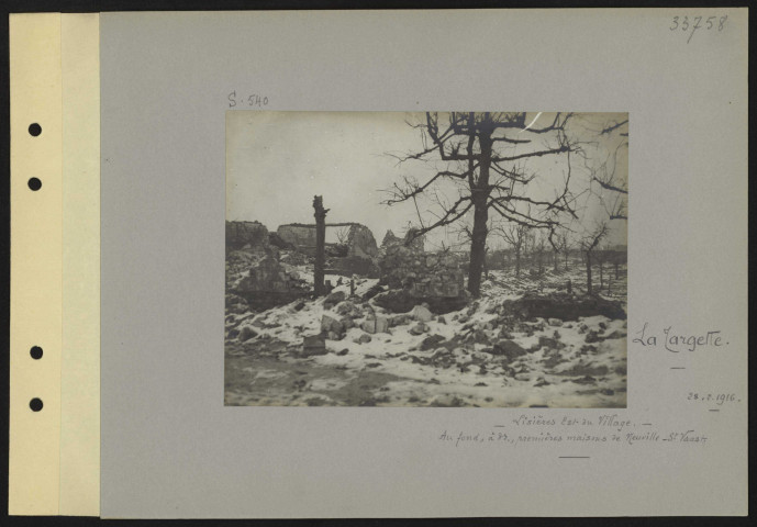 La Targette. Lisières est du village. Au fond, à droite, premières maisons de Neuville-Saint-Vaast