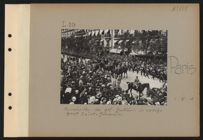 Paris. Funérailles du général Galliéni. Le cortège boulevard Saint-Germain