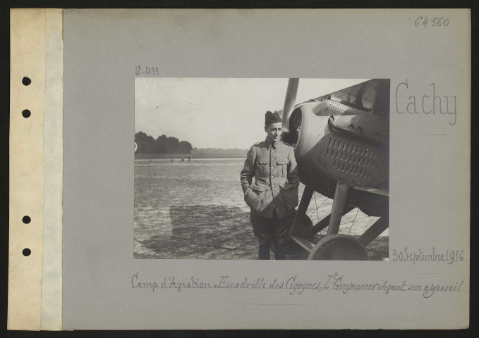 Cachy. Camp d'aviation : escadrille des Cigognes ; lieutenant Guynemer devant son appareil