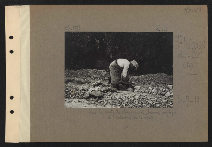Saint-Nicolas-du-Port (près). Sur la route de Manoncourt, femme employée à l'entretien de la route