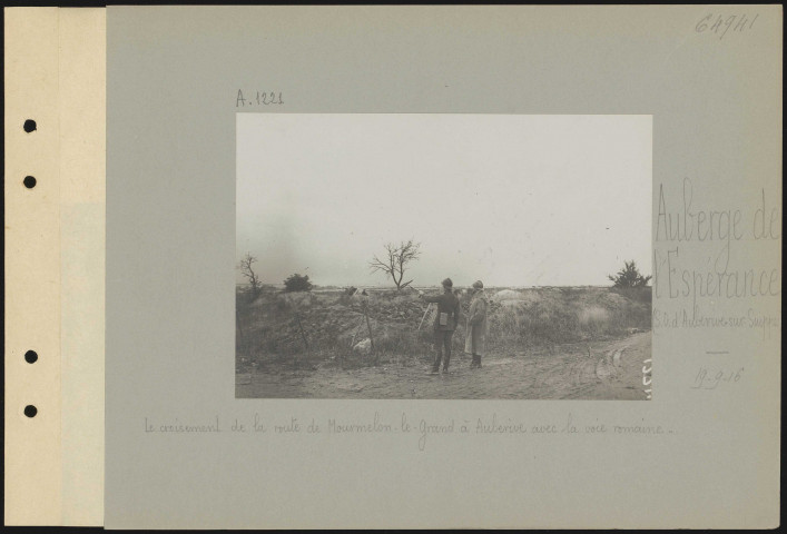 Auberge de l'Espérance (sud-ouest d'Aubérive-sur-Suippes). Le croisement de la route de Mourmelon-le-Grand à Aubérive avec la voie romaine