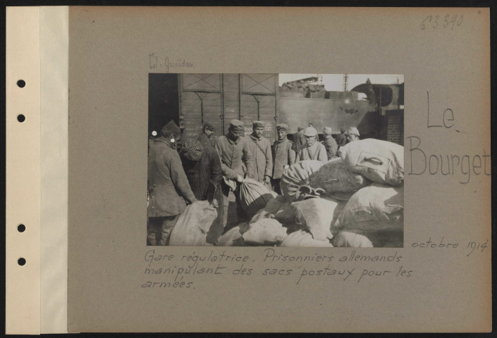 Le Bourget. Gare régulatrice. Prisonniers allemands manipulant des sacs postaux pour les armées
