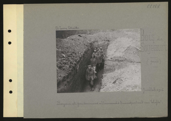 Bois de Soyécourt (près). Boyau et prisonniers allemands transportant un blessé