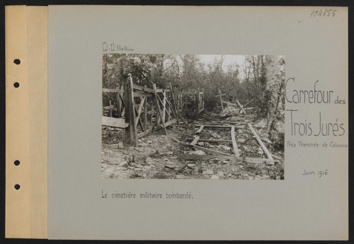 Carrefour des Trois Jurés (près Tranchée de Calonne). Le cimetière militaire bombardé