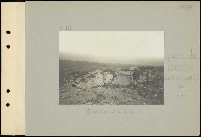 Caverne du Dragon (ouest de Ferme Hurtebise) (près). Officiers observant le vol d'avions