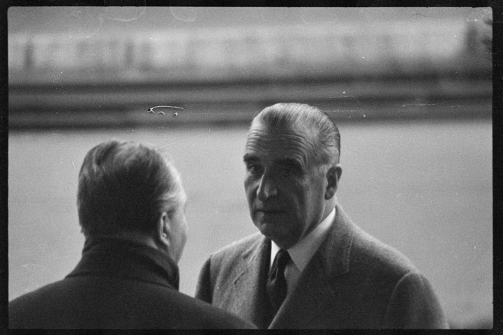 Ludwig Erhard à Paris avec Georges Pompidou. Scènes de rue à Paris. Commémoration des évènements du métro Charonne