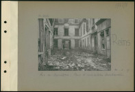 Reims. Rue du Barbâtre : cour d'immeubles bombardés