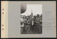 Candor (près). Remise de décorations par le général Pétain : le drapeau du régiment d'infanterie coloniale du Maroc, décoré de la fourragère aux couleurs de la Légion d'honneur