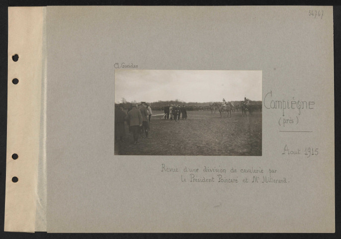 Compiègne (près). Revue d'une division de cavalerie par le président Poincaré et M. Millerand
