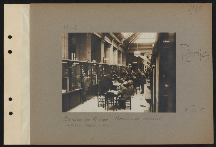 Paris. Banque de France. Personnes venant verser leur or