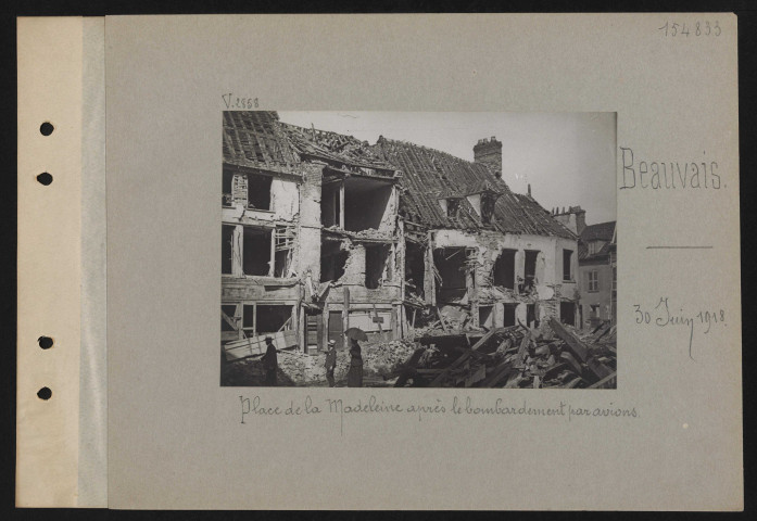 Beauvais. Place de la madeleine après le bombardement par avions