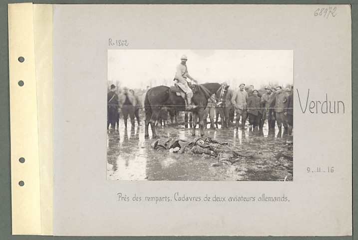 Verdun. Près des remparts. Cadavres de deux aviateurs allemands