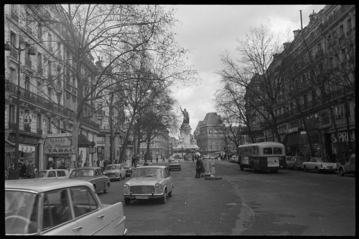 Scènes de rue à Paris. Elections de la MNEF. Discours d'Edmond Tamiz et Antoine Bourseiller