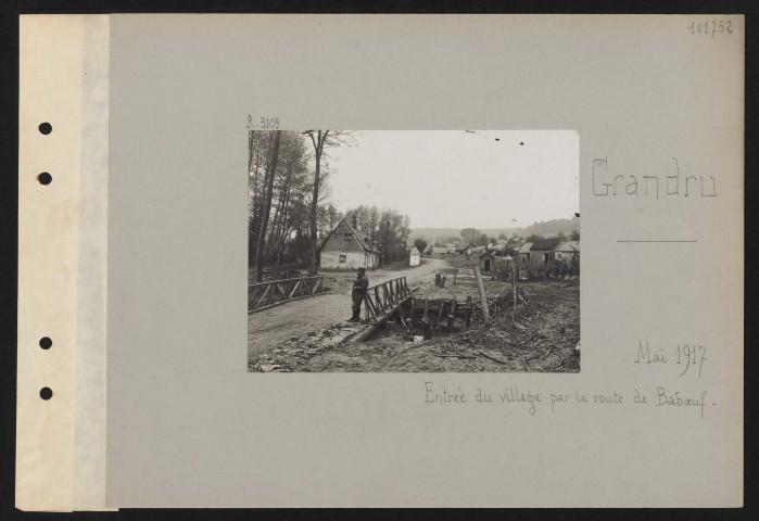 Grandru. Entrée du village par la route de Baboeuf