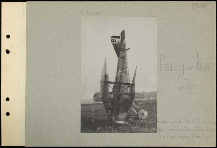 Moussy-sur-Aisne. Près du canal de l'Oise à l'Aisne. Avion Spad français de l'escadrille du Cigogne qui a atterri en piquant du nez
