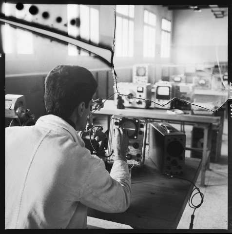 Reportage hétéroclite: photographies de l'école de Maison Carrée, d'une institution culturelle et de Révolution africaine