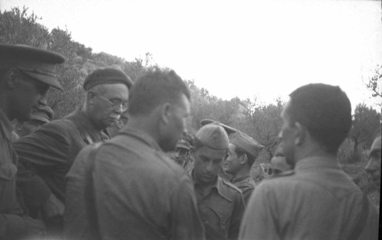 Réunion quelques jours avant l'offensive de l'Ebre : André Marty (avec un ), Luigi Longo dit Gallo ( au centre de face gauche), Merino, commissaire politique espagnol de la XIIIe Brigade (à côté de Gallo, à gauche)