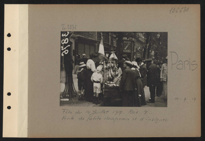 Paris. Fête du 14 juillet 1917. Rue x… Vente de petits drapeaux et d'insignes