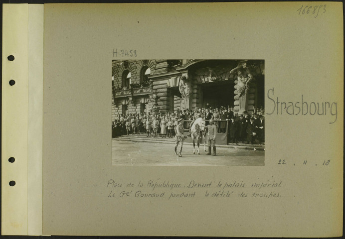 Strasbourg. Place de la République. Devant le palais impérial. Le général Gouraud pendant le défilé des troupes
