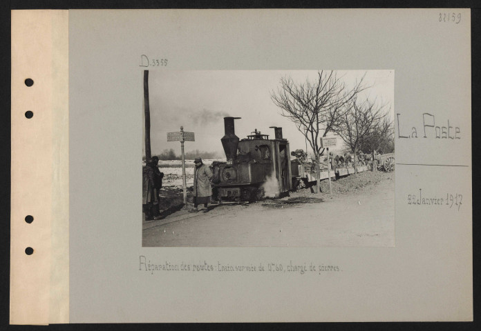 La Poste. Réparation des routes : train sur voie de 0,60 mètre, chargé de pierres