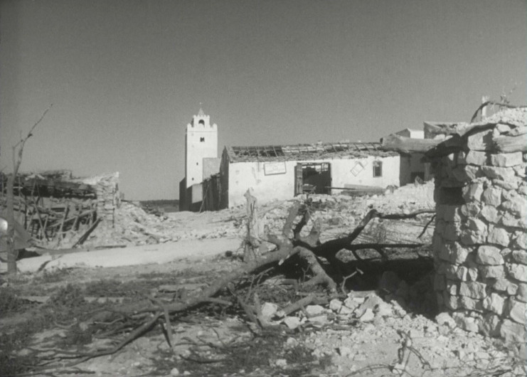 Photo en noir et blanc montrant un village tunisien en ruines