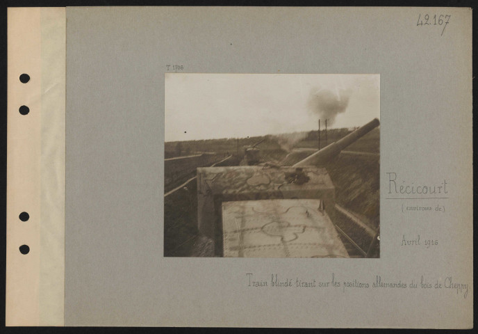 Récicourt (environs de). Train blindé tirant sur les positions allemandes du bois de Cheppy