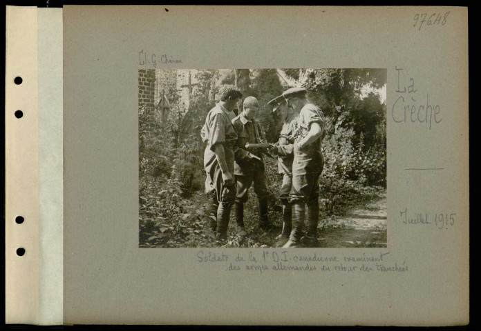 La Crèche. Soldats de la première division d'infanterie canadienne examinant des armes allemandes du retour des tranchées