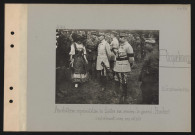 Ricquebourg. Au château : représentation du théâtre aux armées : le général Humbert s'entretenant avec une artiste