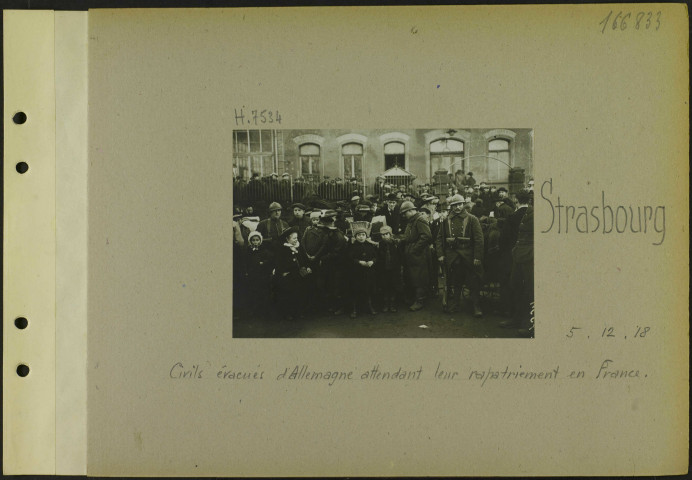 Strasbourg. Civils évacués d'Allemagne attendant leur rapatriement en France