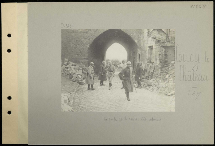 Coucy-le-Château. La porte de Soissons : côté intérieur