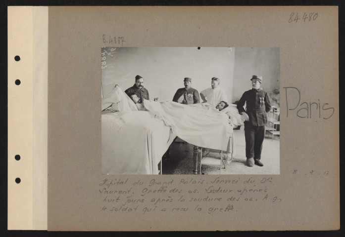 Paris. Hôpital du Grand Palais. Service du docteur Laurent. Greffe des os. Les deux opérés huit jours après la soudure des os. À gauche, le soldat qui a reçu la greffe