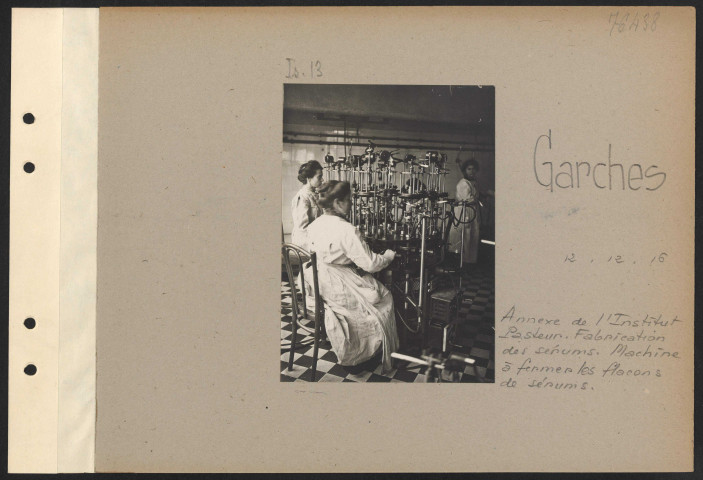 Garches. Annexe de l'Institut Pasteur. Fabrication des sérums. Machine à fermer les flacons de sérums