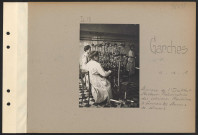 Garches. Annexe de l'Institut Pasteur. Fabrication des sérums. Machine à fermer les flacons de sérums