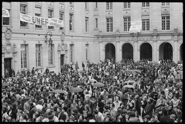 Rassemblement de l'UNEF à la Sorbonne. Interview de Coretta Scott King. Piquet de grève : « Ils ne se brûlent pas, ils brûlent leur livret militaire »