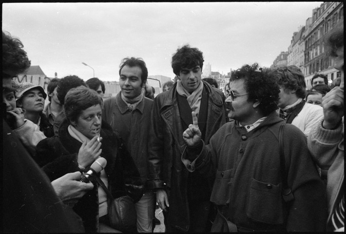 Dans le quartier des Halles, « un mur de la démocratie ». Devant le Centre Pompidou, manifestation de soutien à la lutte des paysans du Larzac contre l'extension du camp militaire. Meeting du RPR avec Jacques Chirac
