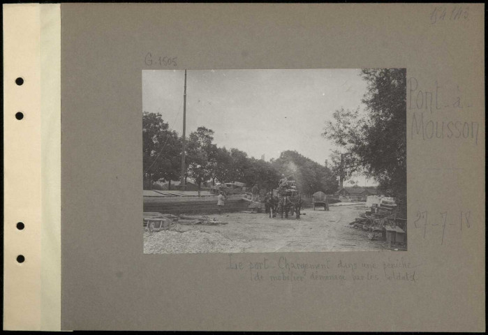 Pont-à-Mousson. Le port. Chargement dans une péniche de mobilier déménagé par les soldats