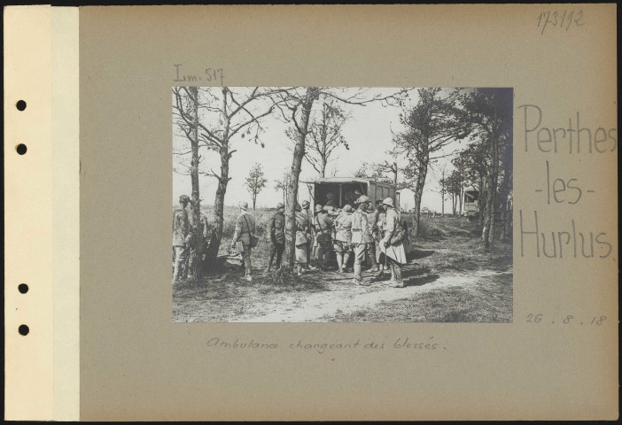 Perthes-lès-Hurlus. Ambulance chargeant des blessés