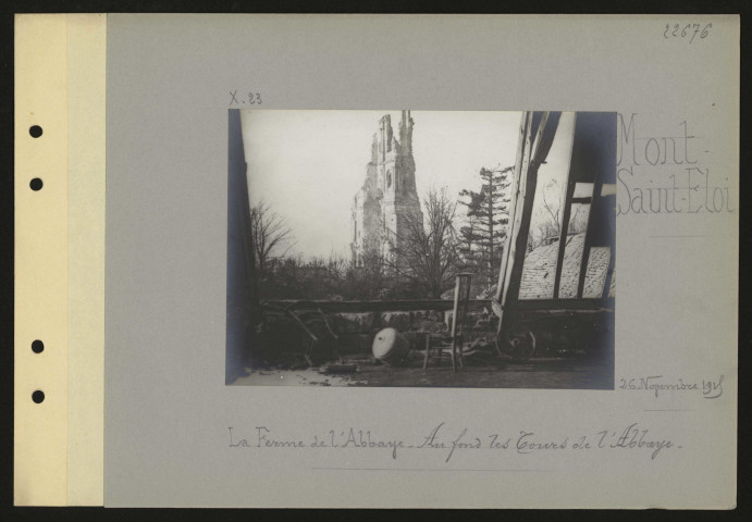 Mont-Saint-Éloi. La ferme de l'abbaye. Au fond, les tours de l'abbaye