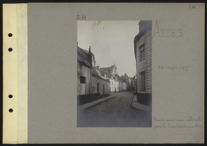 Arras. Une rue non atteinte par le bombardement