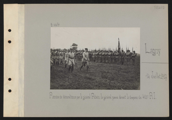 Lagny. Remise de décorations par le général Pétain : le général passe devant le drapeau du 410e RI