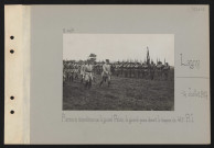 Lagny. Remise de décorations par le général Pétain : le général passe devant le drapeau du 410e RI