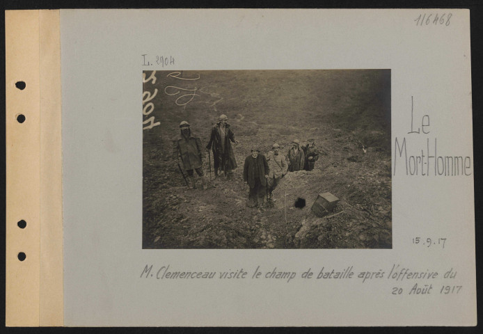 Le Mort-Homme .M. Clemenceau visite le champ de bataille après l'offensive du 20 août 1917