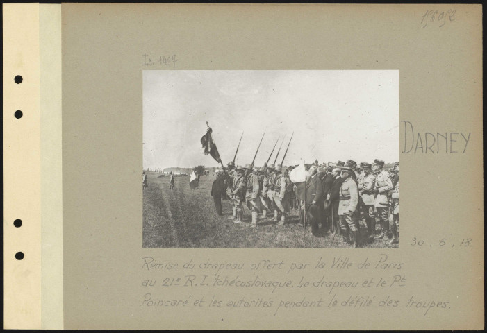 Darney. Remise du drapeau offert par la Ville de Paris au 21e régiment d'infanterie tchécoslovaque. Le drapeau et le président Poincaré et les autorités pendant le défilé des troupes