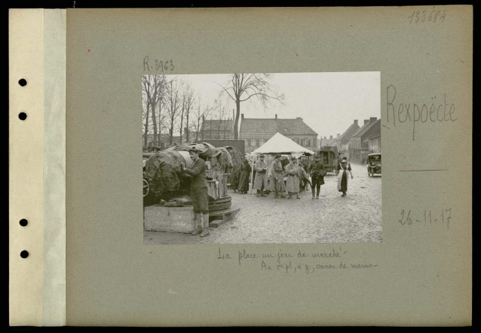 Rexpoëde. La place un jour de marché. Au premier plan, à gauche, canon de marine